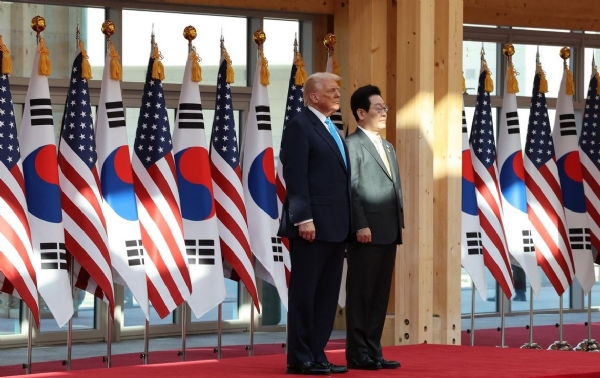 امریکی صدر ٹرمپ کا جنوبی کوریا میں استقبال، کم جونگ ان سے ملاقات منسوخ ہونے پر افسوس کا اظہار امریکی صدر ٹرمپ کا جنوبی کوریا میں استقبال، کم جونگ ان سے ملاقات منسوخ ہونے پر افسوس کا اظہار