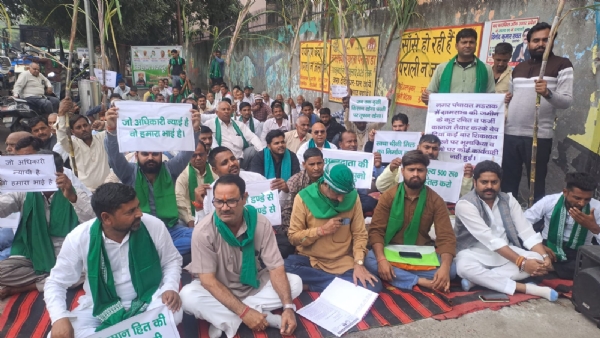 کسان احتجاج کرتے ہوئے کسان احتجاج کرتے ہوئے