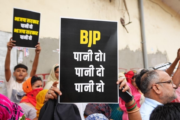 پانی کی قلت کو لے کر دیولی کے لوگوں میں غصہ، پرویش ورما کے خلاف زبردست احتجاج پانی کی قلت کو لے کر دیولی کے لوگوں میں غصہ، پرویش ورما کے خلاف زبردست احتجاج