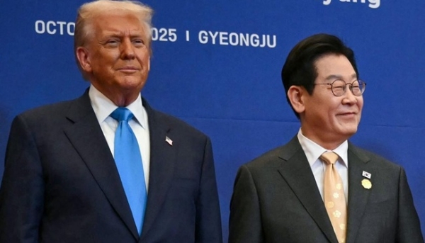 امریکی صدر ڈونالڈ ٹرمپ اور جنوبی کوریا کے صدر لی جے میونگ بدھ کو گیونگجو میں۔ تصویر: انٹرنیٹ میڈیا امریکی صدر ڈونالڈ ٹرمپ اور جنوبی کوریا کے صدر لی جے میونگ بدھ کو گیونگجو میں۔ تصویر: انٹرنیٹ میڈیا