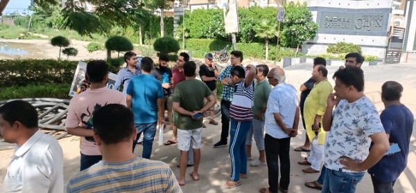 جے پوریا سوسائٹی میں آٹھ گھنٹے کا بلیک آؤٹ، بلڈر کی کرتوتیں بے نقاب جے پوریا سوسائٹی میں آٹھ گھنٹے کا بلیک آؤٹ، بلڈر کی کرتوتیں بے نقاب