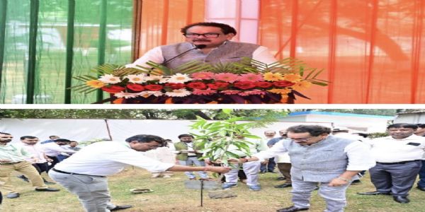 مرکزی وزیر بگھیل نے صفائی مہم اور ماں کے نام ایک پیڑ کا آغاز کیا