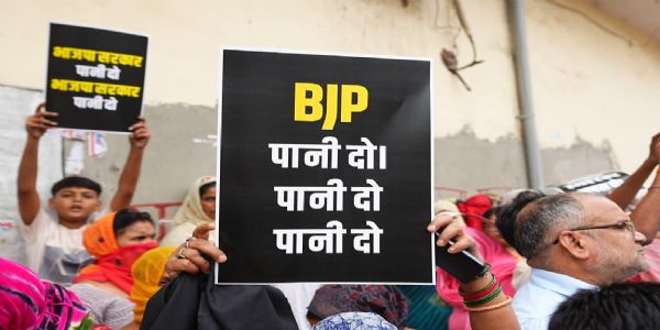 پانی کی قلت کو لے کر دیولی کے لوگوں میں غصہ، پرویش ورما کے خلاف زبردست احتجاج