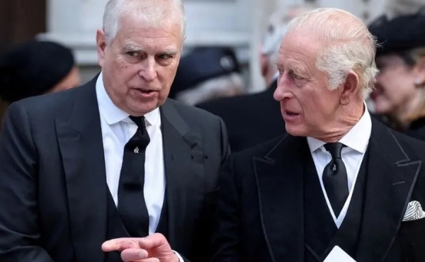 شاہ چارلس سوم نے اپنے چھوٹے بھائی شہزادہ اینڈریو سے بقیہ شاہی خطابات اور ان کی رہائش گاہ کا حق واپس لے لیا شاہ چارلس سوم نے اپنے چھوٹے بھائی شہزادہ اینڈریو سے بقیہ شاہی خطابات اور ان کی رہائش گاہ کا حق واپس لے لیا