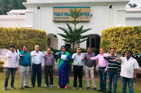 حلف لیتے ہوئے حلف لیتے ہوئے