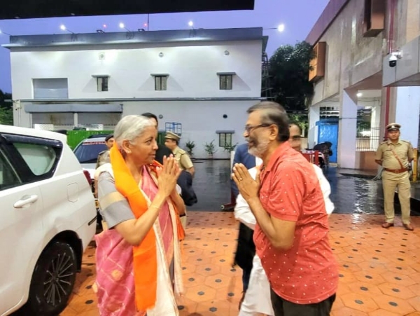 مرکزی وزیر خزانہ نرملا سیتا رمن کا بھوٹان کا دورہ منسوخ، سلی گوڑی میں رات کے قیام کے بعد دہلی واپس مرکزی وزیر خزانہ نرملا سیتا رمن کا بھوٹان کا دورہ منسوخ، سلی گوڑی میں رات کے قیام کے بعد دہلی واپس