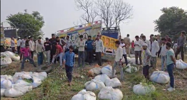 باغپت میں ٹائر پھٹنے کے بعد پک اپ پلٹنے سے تین کسانوں کی موت باغپت میں ٹائر پھٹنے کے بعد پک اپ پلٹنے سے تین کسانوں کی موت
