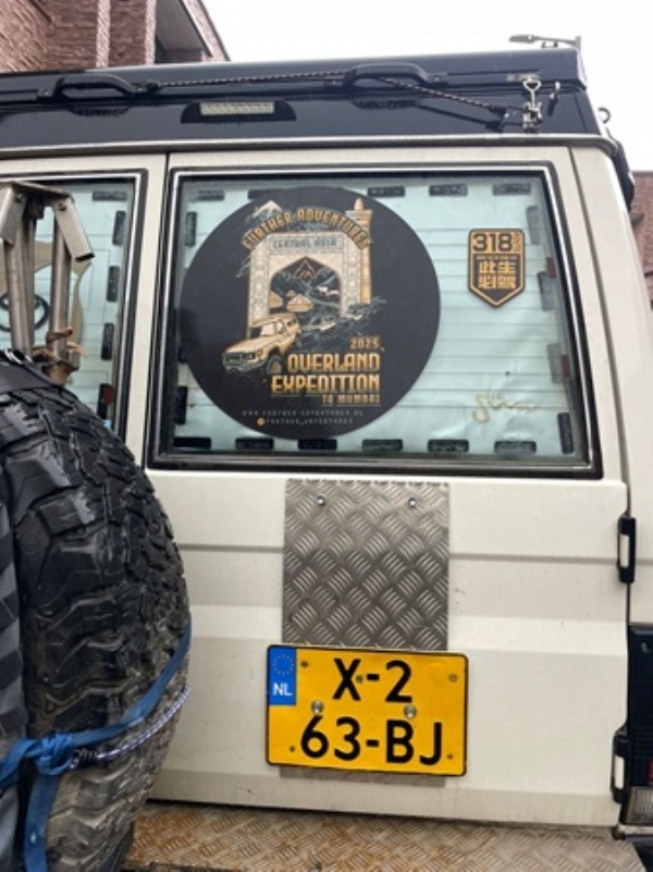 غیر ملکی سیاح کی غیر ملکی گاڑی غیر ملکی سیاح کی غیر ملکی گاڑی