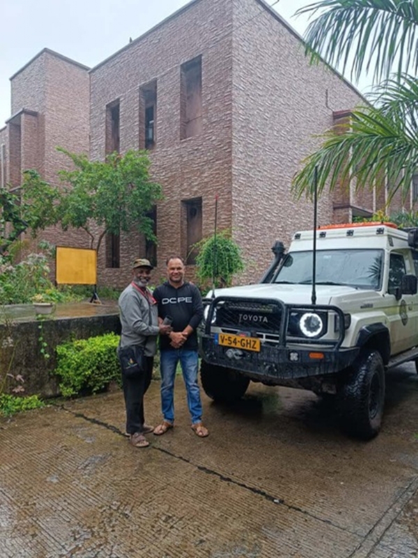 غیر ملکی سیاح کی غیر ملکی گاڑی غیر ملکی سیاح کی غیر ملکی گاڑی