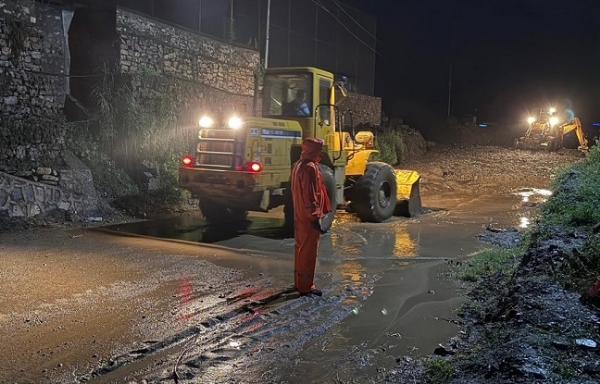 Traffic on 10 highways in Nepal disrupted due to rain & landslides Traffic on 10 highways in Nepal disrupted due to rain & landslides