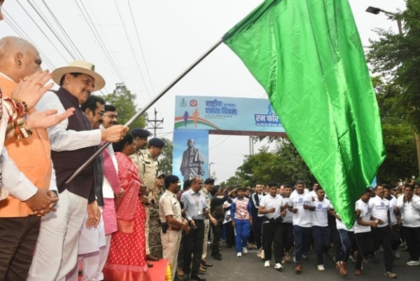 وزیر اعلیٰ ڈاکٹر یادو نے مرد آہن سردار پٹیل کے یوم پیدائش پر رن فار یونٹی کو ہری جھنڈی دکھا کر روانہ کیا وزیر اعلیٰ ڈاکٹر یادو نے مرد آہن سردار پٹیل کے یوم پیدائش پر رن فار یونٹی کو ہری جھنڈی دکھا کر روانہ کیا