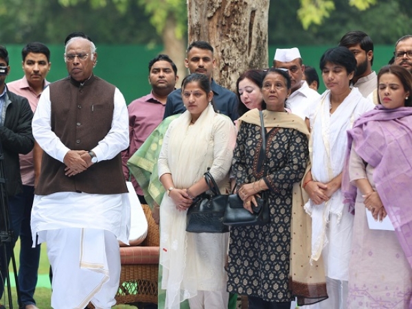 Kharge, Sonia & Rahul tribute to Indira Gandhi on death anniversary Kharge, Sonia & Rahul tribute to Indira Gandhi on death anniversary