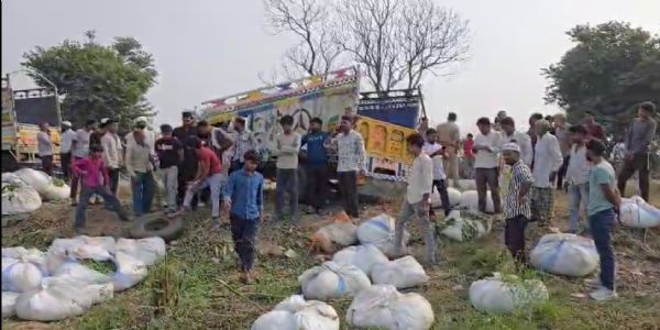 باغپت میں ٹائر پھٹنے کے بعد پک اپ پلٹنے سے تین کسانوں کی موت