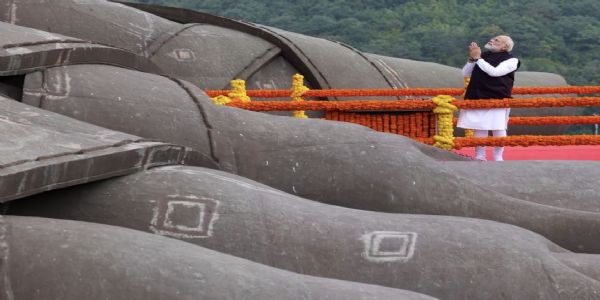 وزیر اعظم مودی نے کیواڈیا میں اسٹیچو آف یونٹی پر سردار پٹیل کو خراج عقیدت پیش کیا۔