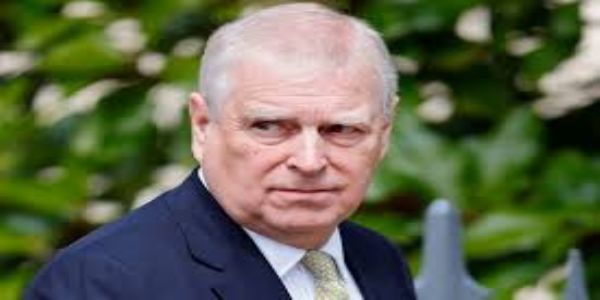 جنسی استحصال کے الزام میں پھنسے برطانوی شاہی خاندان نے اینڈریو سے’شہزادے‘ کا خطاب چھین لیا