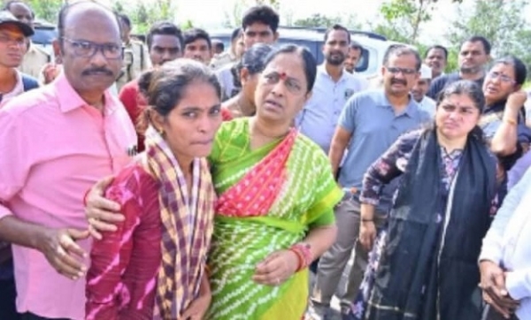 تلنگانہ کی وزیر کونڈا سریکھا نے طوفان سے شدید طورپرمتاثرہ ضلع ورنگل کا معائنہ کیا تلنگانہ کی وزیر کونڈا سریکھا نے طوفان سے شدید طورپرمتاثرہ ضلع ورنگل کا معائنہ کیا