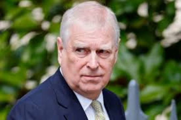 جنسی استحصال کے الزام میں پھنسے برطانوی شاہی خاندان نے اینڈریو سےشہزادے کا خطاب چھین لیا جنسی استحصال کے الزام میں پھنسے برطانوی شاہی خاندان نے اینڈریو سےشہزادے کا خطاب چھین لیا