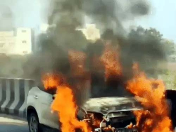 دہلی-ممبئی-وڈودرا ایکسپریس وے پر کریٹا کار میں لگی آگ ، ڈرائیور نے خاندان کو بچایا