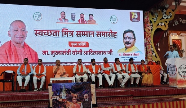 In Kashi, CM Yogi served food to sanitation workers