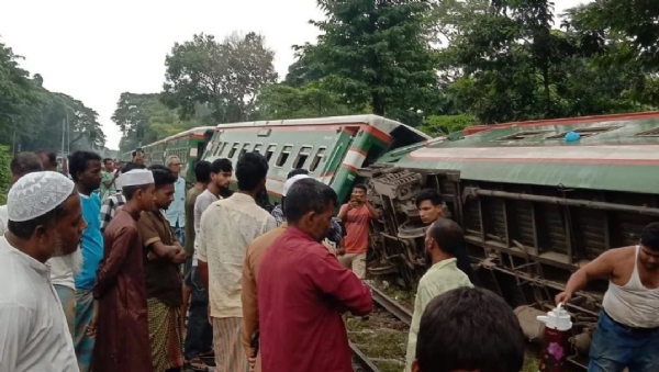 بنگلہ دیش میں ادیان ایکسپریس کا انجن اور تین ڈبے پٹری سے اتر گئے