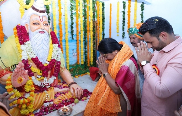 CM Rekha Gupta attended Valmiki Dalit program in Trilokpuri
