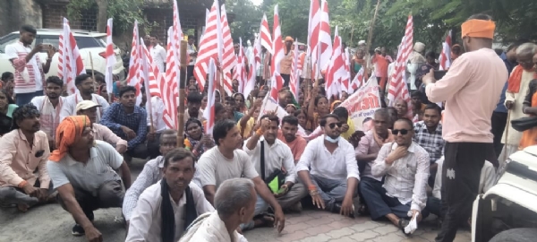 Jungle Bachao Abhiyan Samiti protest with traditional weapons