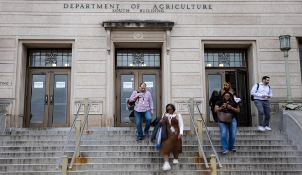 US shutdown: federal employees pay crisis