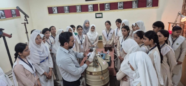 سائنس لیب کا دورا کرتے ہوئے طالبات