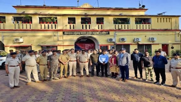 Six including Hazaribagh jailer, six warders terminated