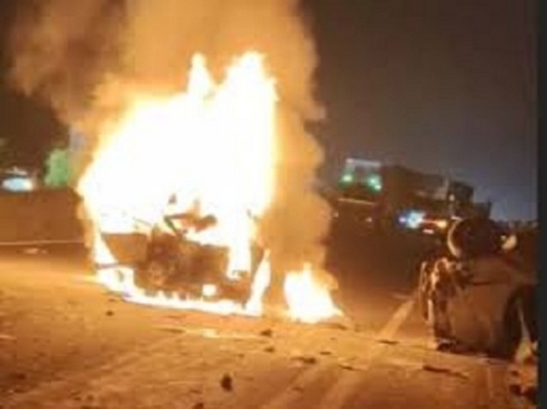 مہو میں خوفناک حادثہ: اندور-کھلگھاٹ ہائی وے پر دو کاریں آپس میں ٹکرا ئیں، آگ لگی۔ چار ہلاک