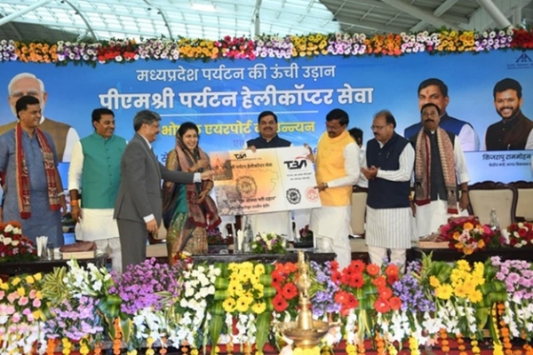 وزیر اعلیٰ ڈاکٹر موہن یادو نے پی ایم شری ٹورازم ہیلی کاپٹر سروس کے آغاز کے موقع پر مسافروں میں بورڈنگ پاس تقسیم کئے۔