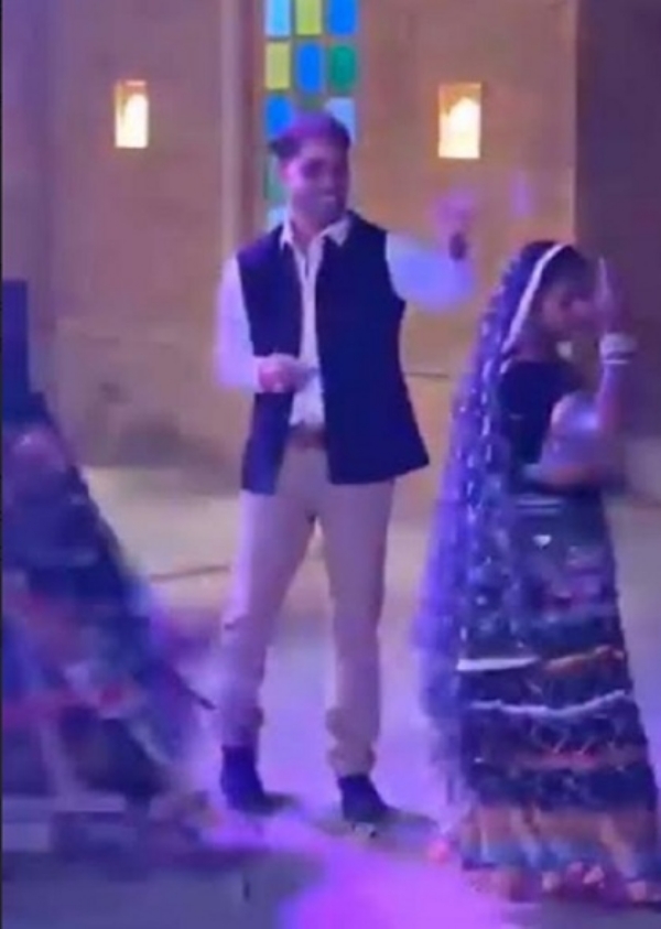 وائرل ہو رہا ہے اور لوگ مختلف قسم کے تبصرے کر رہے ہیں۔ یہ ویڈیو