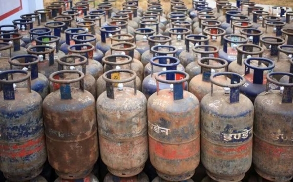 Commercial gas cylinder prices reduced, LPG unchanged