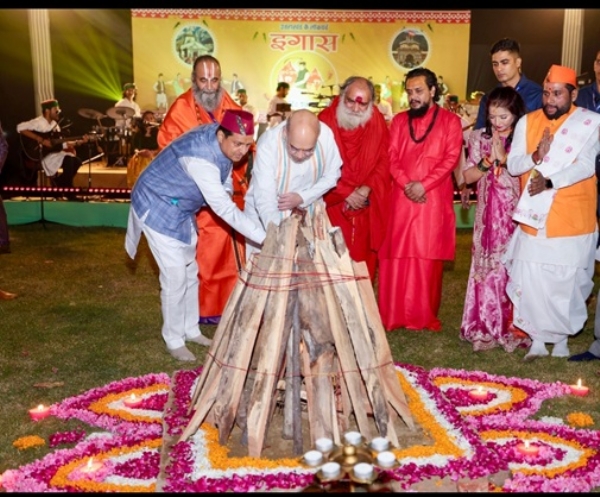 پوجا ارچنا کرتے ہوئے امت شاہ