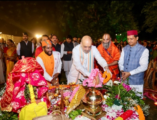 پوجا ارچنا کرتے ہوئے امت شاہ