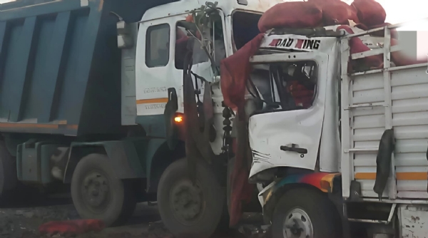 ٹرک اور ڈمپر میں ٹکر، ڈرائیور اور ہیلپر جاں بحق ٹرک اور ڈمپر میں ٹکر، ڈرائیور اور ہیلپر جاں بحق