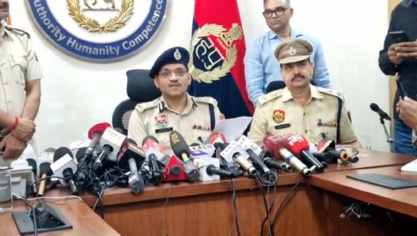 فرید آباد میں مبینہ دہشت گرد گرفتار، اسلحہ اور 360 کلو گرام امونیم نائٹریٹ برآمد فرید آباد میں مبینہ دہشت گرد گرفتار، اسلحہ اور 360 کلو گرام امونیم نائٹریٹ برآمد