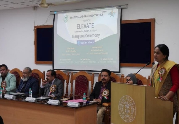 پروفیسر ویبھا شرما خطاب کرتے ہوئے پروفیسر ویبھا شرما خطاب کرتے ہوئے