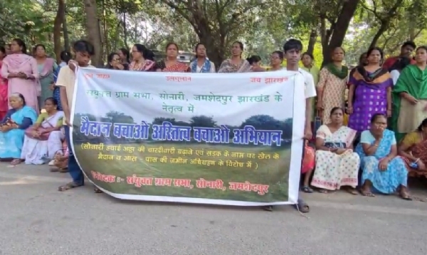 ٹاٹا اسٹیل کے خلاف احتجاج، کھیل کے میدانوں اور مذہبی مقامات کو بچانے کا مطالبہ