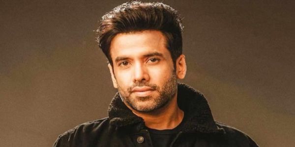 تشار کپور نے زرین خان کی دعائیہ تقریب میں گرنے کے بعد جیتندر کی صحت سے متعلق اطلاع دی