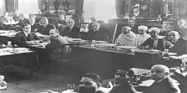 تاریخ کے آئینے میں 12 نومبر: 1930 میں پہلی گول میز کانفرنس لندن میں شروع ہوئی، ہندوستان کے آئینی مستقبل پر ایک تاریخی کانفرنس
