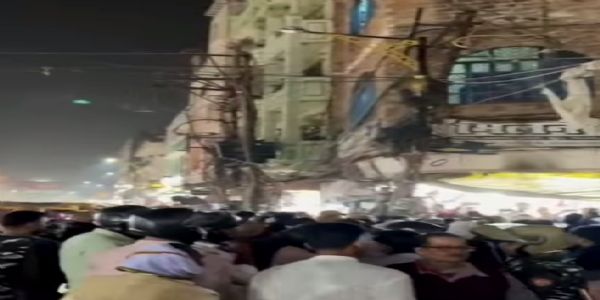 بنارس کے دال منڈی میں واقع لنگڑے حافظ کی مسجد کے سامنے والی دکانیں گرائی جائیں گی، حکام نے جائے وقوع کا معائنہ کیا