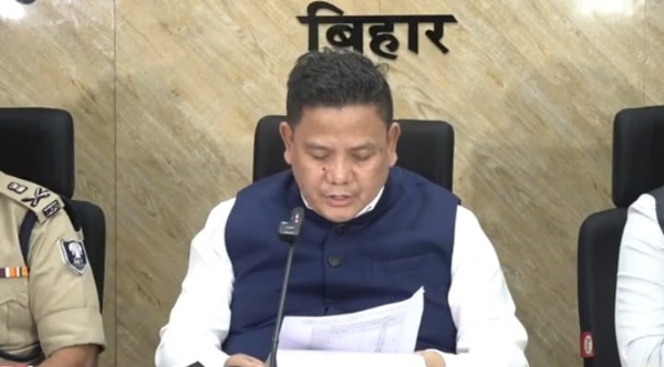 چیف الیکشن آفیسر ونود سنگھ گُنجیال پریس کانفرنس کرتے ہوئے۔ چیف الیکشن آفیسر ونود سنگھ گُنجیال پریس کانفرنس کرتے ہوئے۔