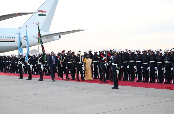 بوتسوانا پہنچنے پرصدرجمہوریہ مرموکا شانداراستقبال ، دونوں ممالک کے درمیان کئی معاہدوں پر دستخط ہوں گے بوتسوانا پہنچنے پرصدرجمہوریہ مرموکا شانداراستقبال ، دونوں ممالک کے درمیان کئی معاہدوں پر دستخط ہوں گے