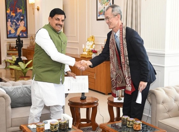 کمپنی کے عہدیداروں نے وزیر اعلیٰ سے ملاقات کی۔ کمپنی کے عہدیداروں نے وزیر اعلیٰ سے ملاقات کی۔