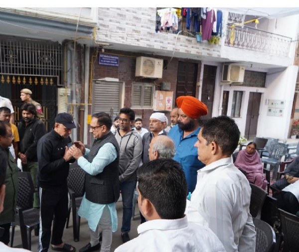 وریندر سچدیوا نے دہلی دھماکے میں جان گنوانے والے امر کٹاریہ کے والد سے ملاقات کی وریندر سچدیوا نے دہلی دھماکے میں جان گنوانے والے امر کٹاریہ کے والد سے ملاقات کی