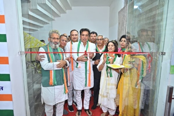 دیویندر یادو نے کانگریس امیدوار سمیتا ملک کے انتخابی دفتر کا افتتاح کیا دیویندر یادو نے کانگریس امیدوار سمیتا ملک کے انتخابی دفتر کا افتتاح کیا