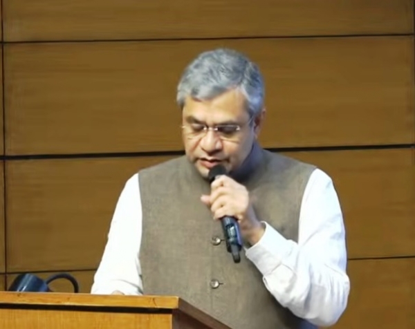 مرکزی کابینہ نے لال قلعہ کے قریب دھماکے پر تعزیتی قرارداد منظور کی مرکزی کابینہ نے لال قلعہ کے قریب دھماکے پر تعزیتی قرارداد منظور کی