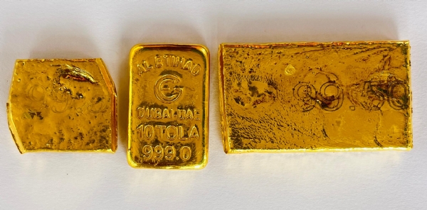 بھارت بنگلہ دیش سرحد پر 88.34 لاکھ روپے مالیت کے سونے کے بسکٹ برآمد، اسمگلر گرفتار بھارت بنگلہ دیش سرحد پر 88.34 لاکھ روپے مالیت کے سونے کے بسکٹ برآمد، اسمگلر گرفتار