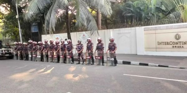 بنگلہ دیش میں تشدد : ہجوم نے گاڑیوں کو آگ لگا دی، ڈھاکہ اور آس پاس کے اضلاع میں سیکیورٹی فورس تعینات